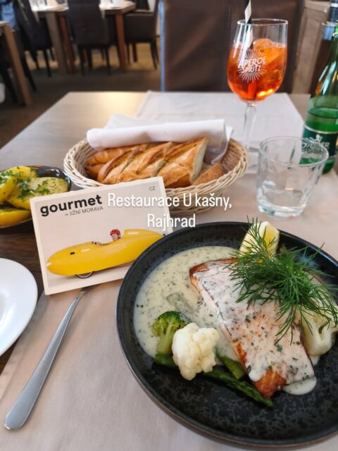 Restaurace, která umí překvapit. 
Na první pohled velmi nenápadná, ale kdo zná, ten ví, že @ukasny v Rajhradě byste neměli minout, pokud si chcete dopřát kvalitní gastro zážitek.
Podnik s dvacetiletou tradicí nabízí vyhlášenou středomořskou a mezinárodní kuchyni. Na jídelním lístku najdete třeba četné zástupce ryb a mořských plodů.
V Gourmet Jižní Morava má Restaurace U Kašny své místo mezi restauracemi dlouhodobě, tak si na ni vzpomeňte, až budete mít cestu do Rajhradu. 🍴
A nezapomeňte, že stále sbíráme nominace do nového ročníku Gourmet Jižní Morava 2026. Link v biu. ➡️