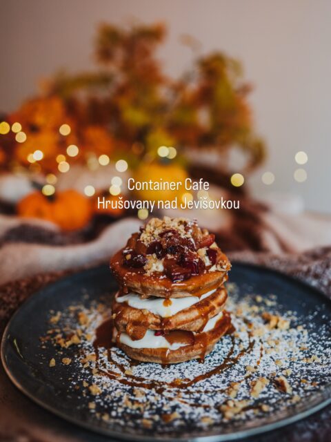 Dýně všude! 🎃
Ještě než vyhlásíme Gourmet 2026, uděláme si průlet dýňovou nabídkou napříč jižní Moravou.
Mrkněte, kam všude můžete na dýňové dobroty:
🎃 @container_cafe_hrusovany 
🎃 @knollnakavuapoharek 
🎃 @kavarna_nasladko 
🎃 @cafe_fara 
🎃 @blackbakerycz 
🎃 @frankies.chmeloteka 
🎃 @moji.mikulov 
🎃 @kafelavera 
🎃 @nakofein 
🎃 @penzion_pastouska 
Vyrazte na podzimní jižní Moravu! 🍂 Průvodce Gourmet Jižní Morava vás nasměruje ↔️