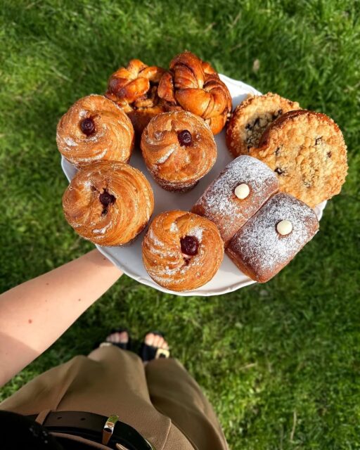 ✨ Co říkáte na naši novou gourmetí kategorii Malé gastrozastávky? Podle nás už to bylo potřeba! Na Jižní Moravě jich totiž najdete spoustu – od food trucků přes espresso bary až po malé pekárny. 🥐☕️

Některé fungují jen přes letní sezónu, ale třeba @gab_bakery_, kterou vám dnes chceme představit, má otevřeno i teď. A dokonce s podzimní nabídkou! 🍂

Pumpkin spice latte má dnes kde kdo… ale co takhle kanelbullar s dýňovou ganache? 😍

A kdybyste se chtěli vydat na výlet, aktuální nabídku jsme vám nasdíleli sem — stačí swajpnout doleva! 

#tastymoravia #jiznimorava #morava #moravia #southmoravia #pekarna