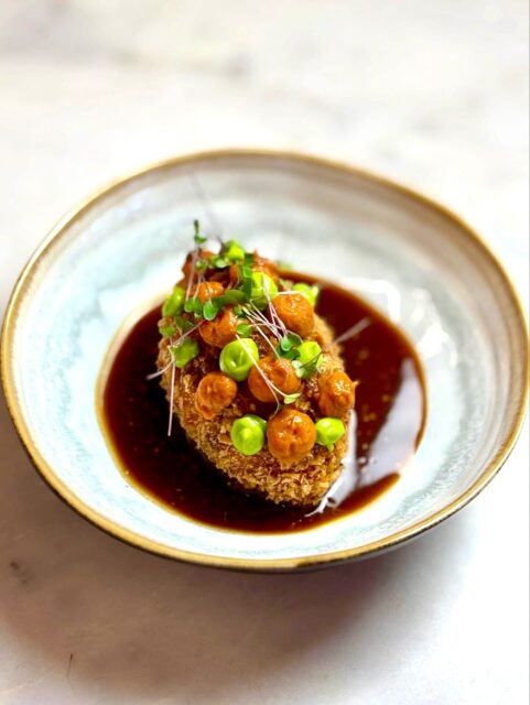 Kam na ty nejoriginálnější brunche na jižní Moravě?
Jednoznačně do @popies_mikulov. ✨
Nejen že je venku právě nové zimní menu, ale do nabídky se vrátil i jejich legendární slaninový crumble, který naše hodnotitele na přelomu jara a léta naprosto okouzlil. 🥓💛
Od vajíček s lanýžem až po french toast s hruškovými povidly… Na všem si tady stoprocentně pochutnáte. 
#tastymoravia #southmoravia #jiznimorava #morava #mikulov #brunch