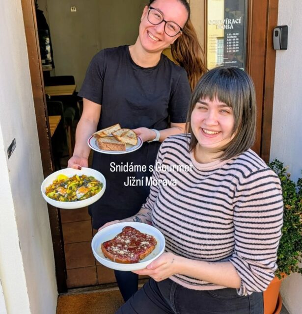 Čeká nás první jarní víkend.
Co takhle ho oslavit nějakou skvělou snídaní? Nabídka na jižní Moravě je pestrá, kralují vejce, chleby, french toasty a někde dostanete jako podpultové zboží i nostalgické buchtičky s krémem. 
Nabízíme přehled podniků z průvodce Gourmet Jižní Morava 2025, kde vás o hladu nenechají od samého rána:
🍳 @moji.mikulov 
🍳 @container_cafe_hrusovany 
🍳 @dvorekboretice 
🍳 @karmakavarna 
🍳 @anyz_rorys 
🍳 @nakofein 
🍳 @kavarna_nasladko 
🍳 @bi.bistro.blansko 
🍳 @popies_mikulov
Udělejte si jarní výlet a objevujte krásy @southmoravia. A nezapomeňte, že nominace na další ročník našeho průvodce Gourmet Jižní Morava jsou už jen do neděle 22.3. ⏳