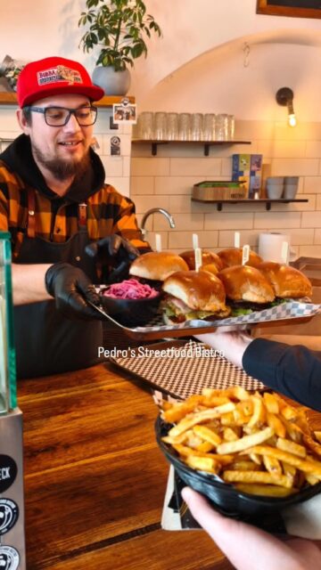 Parádní street food od pondělí do neděle. 🍔🍟
To je @pedrosstreetfood v Mikulově, které je stálicí naší gourmetí kategorie Bistra. 
Co nevidět otevře také jejich foodtruck v Lednici, který máme v průvodci zařazený mezi Malé gastrozastávky. 
Kvalitní gastronomii na jižní Moravě najdete i mimo víkendy, neváhejte to vyzkoušet. 
Na cestách vás povede @gourmetjiznimorava 🍴