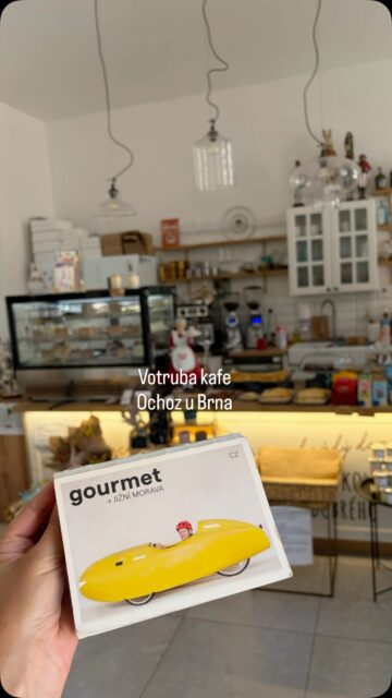 Venkovská kavárna v tom nejlepším smyslu leží kousek za Brnem v bráně do Moravského krasu.
@votruba_kafe je v průvodci @gourmetjiznimorava nováčkem, ale hned si získalo srdce návštěvníků i našich hodnotitelů. „Naprosto jedinečná domácí atmosféra, která vtáhne každého,“ napsali do hodnocení.
Dostanete tu všechno: jídlo, pití, zmrzlinu i domácí pečivo. Určitě zajeďte do Ochozi u Brna vyzkoušet, zda vtáhne i vás. 🍀