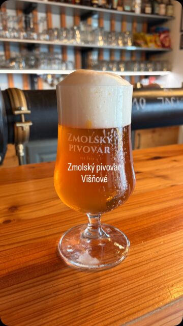 Malý rodinný pivovar, který byste mohli minout, kdybyste neměli Gourmet Jižní Morava ➡️ @zmolskypivovar 🍻
Na první pohled obyčejný domek: nahoře se pivo vaří, dole čepuje. Zmolský pivovar tvoří pivní speciály pouze pro vlastní potřebu, jinde zdejší pivo neochutnáte.
Pokud budete mít cestu na Znojemsko, zastávku ve Višňovém vřele doporučujeme 🍺