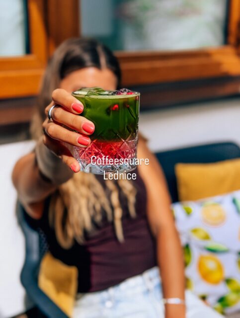 Letošní léto si žádá pořádnou dávku osvěžení.
Vyhledáváte spíš kávu na ledu, espresso tonic, vychlazené cold brew, matcha latté nebo zmrzlinový shake?
Pojďte se s námi osvěžit do jihomoravských kaváren ve stopách Gourmet Jižní Morava 🪭
🍹 @kavarna.coffeesquare 
🍹 @nakofein 
🍹 @karmakavarna 
🍹 @dvorekboretice 
🍹 @kafevkine 
🍹 @moji.mikulov 
Mimo sbírku Gourmetích tipů z posledního průvodce doporučujeme například:
🍹 @novecafedubsky 
🍹 @lontmikulov 
🍹 @fabricadecafe.cz 
Těšíme se na viděnou na jižní Moravě ☀️