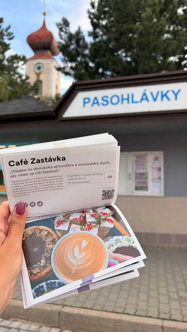 Autobusová zastávka, kde voní výběrová káva, pečou dorty a cyklisté jezdí na zmrzlinu 👉🏻 @cafezastavka v Pasohlávkách je přesně to místo, které při toulkách po jižní Moravě potřebujete objevit.
V našem průvodci @gourmetjiznimorava reprezentuje kategorii Malé gastrozastávky. A ty autobusy odsud vážně jezdí 🚌.
Už jste ji navštívili?