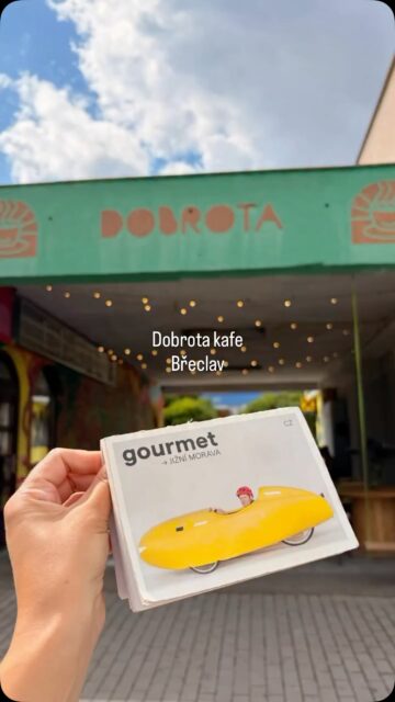 Znáte @dobrota.kafe v Břeclavi?
Pokud ne, můžete to napravit.
Tato malá gastrozastávka nabízí luxusní kávový zážitek a k tomu výborné skořicové šneky a další dobroty. ☕️
Nebojte se objevit skrytou kavárničku v Břeclavi, kam vás nasměruje náš průvodce @gourmetjiznimorava 🎯 
A buďte ve střehu, už 16. října vyhlašujeme nové TOP podniky na jižní Moravě za rok 2026 🏆