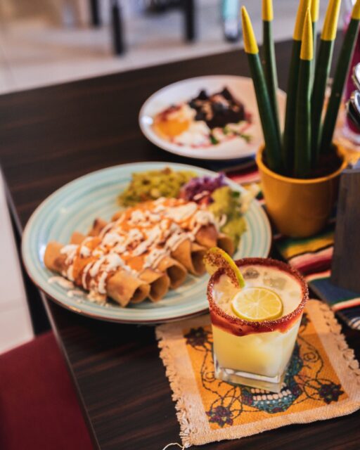 📍 Fredy’s @fredys_bistro | Břeclav 🌮🇲🇽
“Polévka, tacos, quesadilla… vše dokonale čerstvé a chutné. Churros se doslova rozpadají na jazyku! Dokonale autentické jsou i místní nápoje od limonád Jarritos po horchatu.”
Tohle byste v moravském městečku nečekali! ✨ Fredy a Monika sem přinesli chuť Latinské Ameriky i se všemi typickými barvami. 🌶️ Usměvavé duo připravuje dobroty z čerstvých surovin a s hosty si rádo popovídá o vaření i životě za oceánem.
Na menu najdete jejich vyhlášené tacos, quesadilly i flautas, všechno autenticky připravené a plné chutí. 🌮🧀 Nezapomeňte ani na jejich božské drinky – třeba osvěžující horchatu a další speciality. 🍹
#tastymoravia #fredysbreclav #southmoravia #jiznimorava #morava #latinskoamerickakuchyne