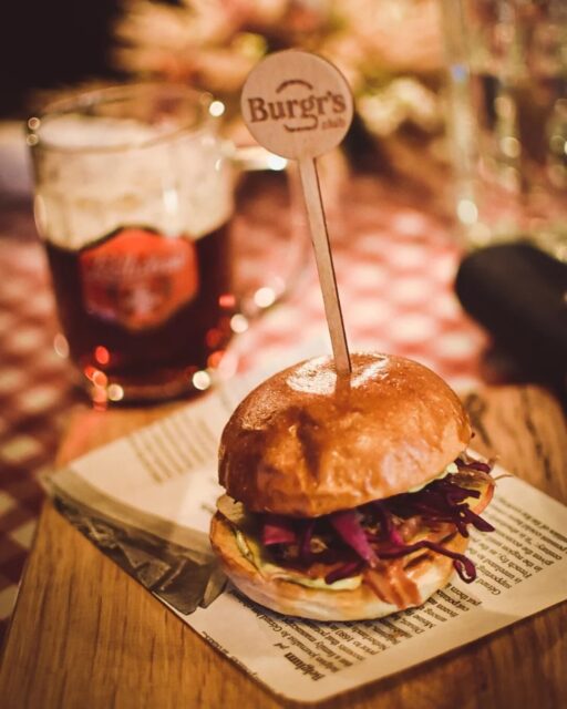 📍 @burgrsclub.lednice | Lednice 🍔🔥
“Hovězí tatarák, burgery, steak s různými přílohami a omáčky – vše výborně připravené. Předčilo to mé očekávání na restauraci zasvěcenou burgerům. Je tu cítit srdíčko.”
Z malého bistra vyrostl prémiový klub, kam se nechodí jen za jídlem, ale i za atmosférou. 💛 Místní burgery a steaky patří ke špičce, připravované z poctivých surovin a s mistrovským citem.
K dokonalému zážitku přispívají vína (nejen) lednických vinařů, výběrová káva a lokální piva 🍷☕🍺 — a nechybí tu ani dávka kultury a přátelský vibe, který z Burgr’s Clubu dělá místo, kam se rádi vracíte.
#tastymoravia #lednice #burgersclub #steakhouse #southmoravia #jiznimorava